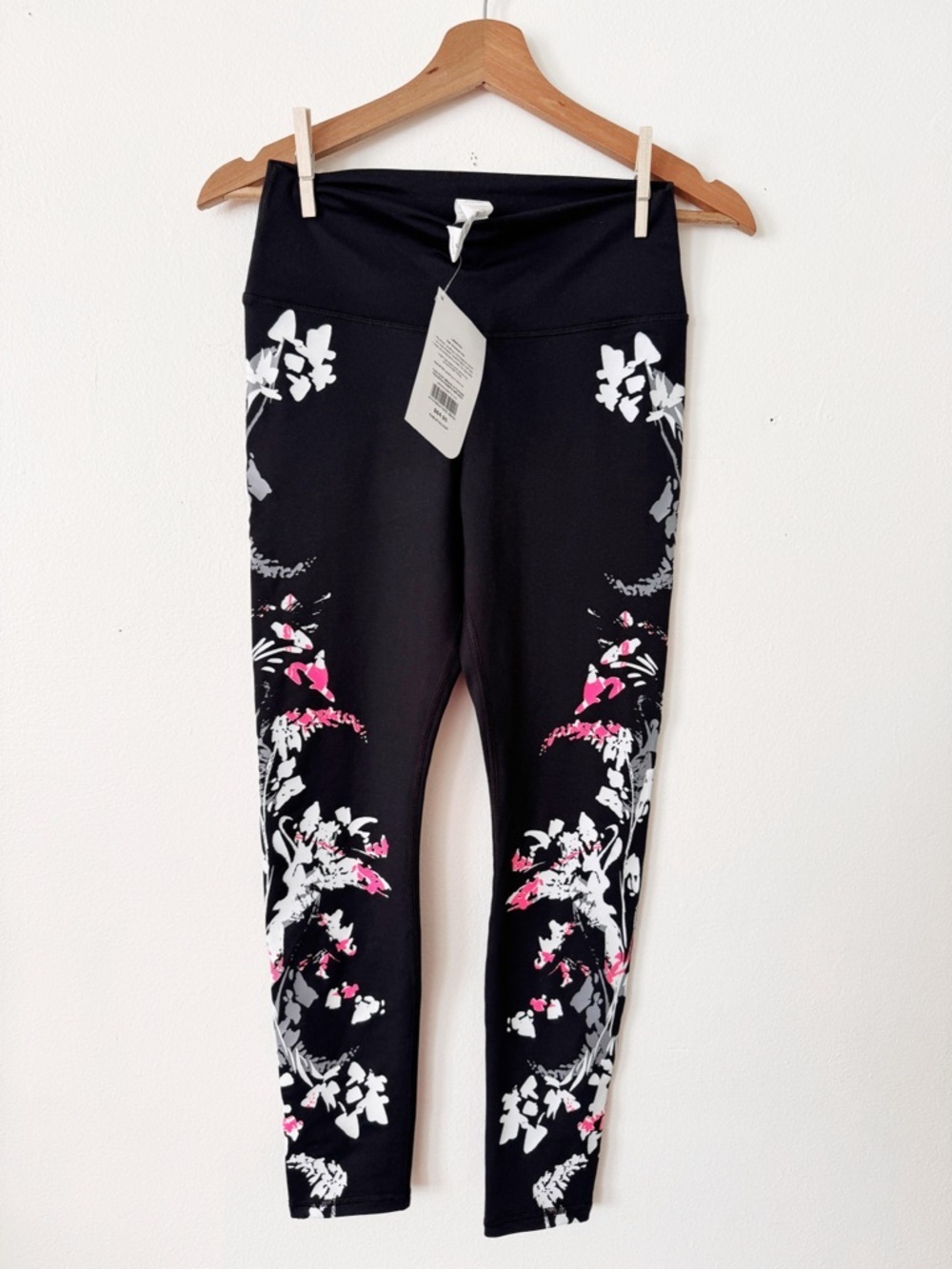 Fabletics Yoga Black Leggings with White and Pink Floral Side Print small NWT - Picture 2 of 4